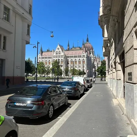 Academy - Elegant Place Next To The Parliament Boedapest