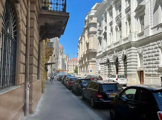 Academy - Elegant Place Next To The Parliament *